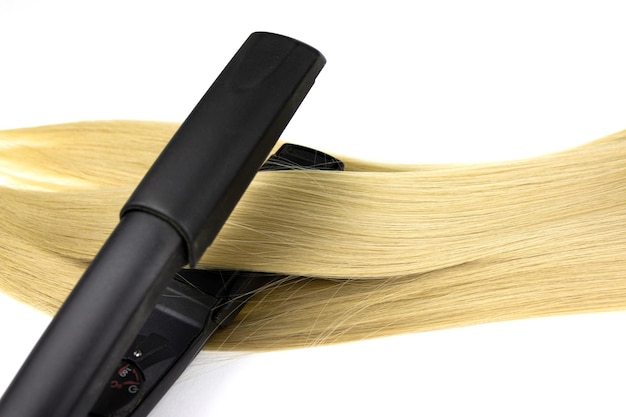 Verschillende professionele kapper tools Elektrische zwarte haar krultang stijltang met keramische platen en onderdeel van blond haar op witte achtergrond Sterven kleuren haarverlenging