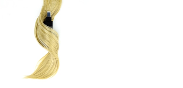 Verschillende professionele kappershulpmiddelen haarspray en streng blond haar op witte achtergrond plat leggen Haarverzorging spa-concept
