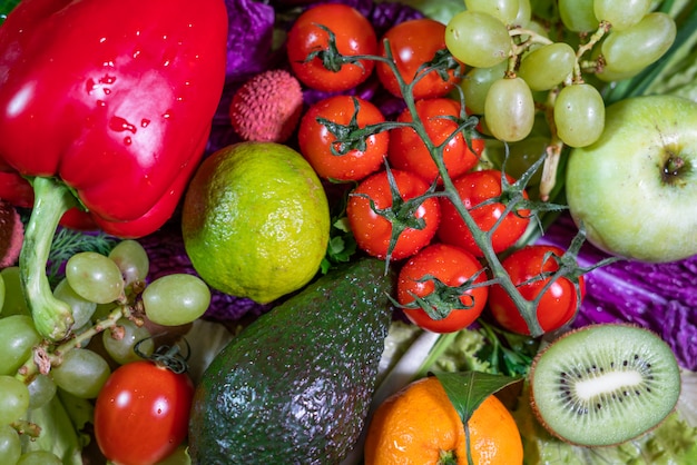 Verschillende rauwe groenten en fruit achtergrond.