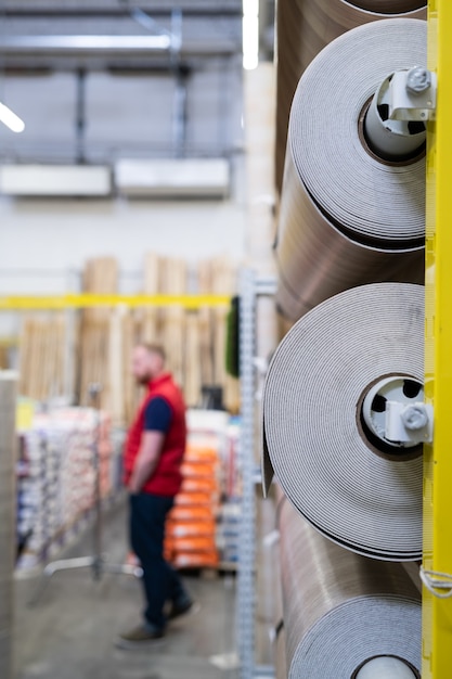 Verschillende rollen linoleum in ijzerhandel