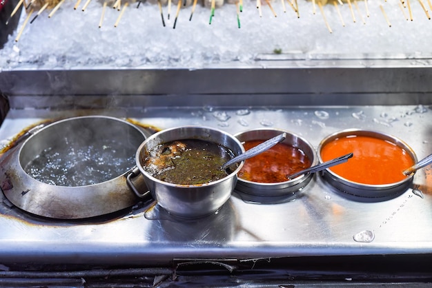 Verschillende sauzen in het straatvoedsel van Jalan Alor in Maleisië