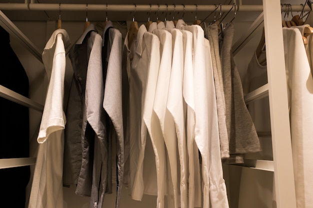 Verschillende shirts hangen in de kledingkast
