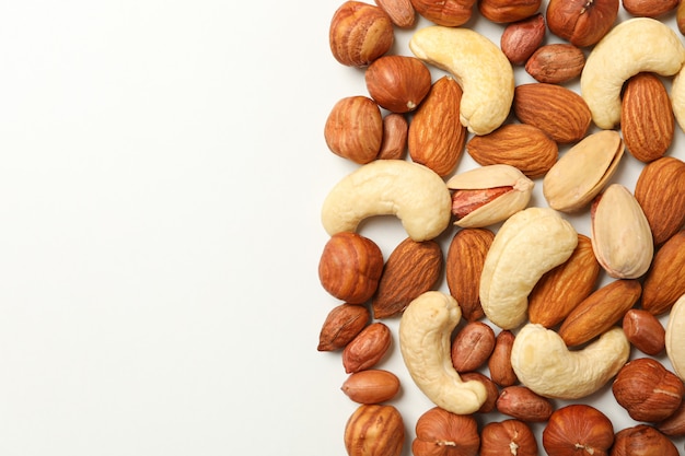 Verschillende smakelijke noten op witte achtergrond. Vitamine voedsel