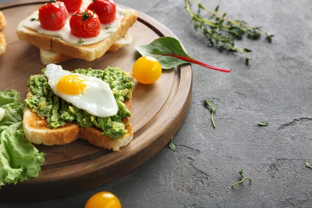 Verschillende smakelijke ontbijt toasts met groenten op tafel