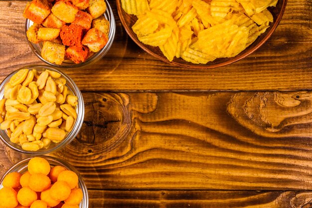 Verschillende snacks voor bier op houten tafel Bovenaanzicht