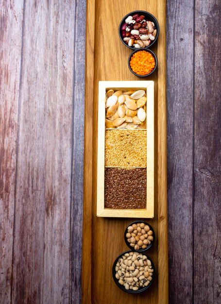 Verschillende soorten bonenzaden linzen erwten in schaal op houten tafel macrobiotisch voedsel of gezond voedsel