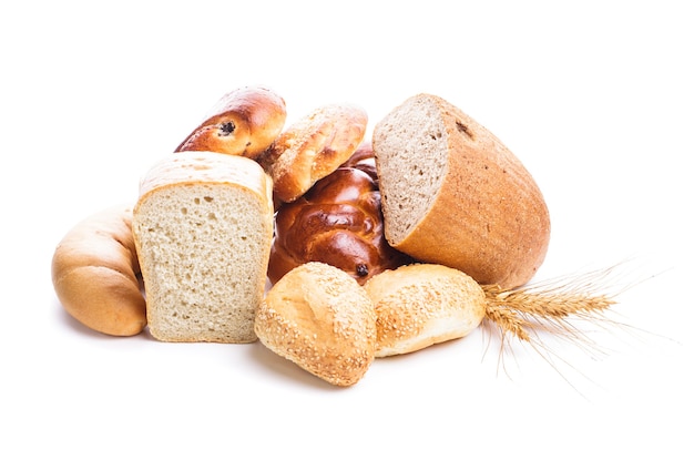 Verschillende soorten brood en broodjes geïsoleerd op wit