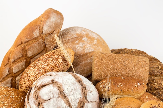Foto verschillende soorten brood en broodjes. posterontwerp voor keuken of bakkerij