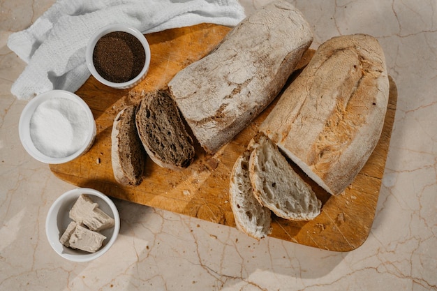 Verschillende soorten brood gesneden op tafel. Hoge kwaliteit foto