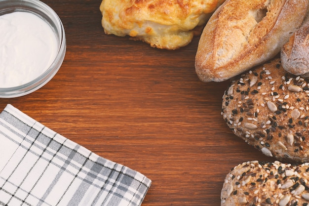 Verschillende soorten brood met kaascrème