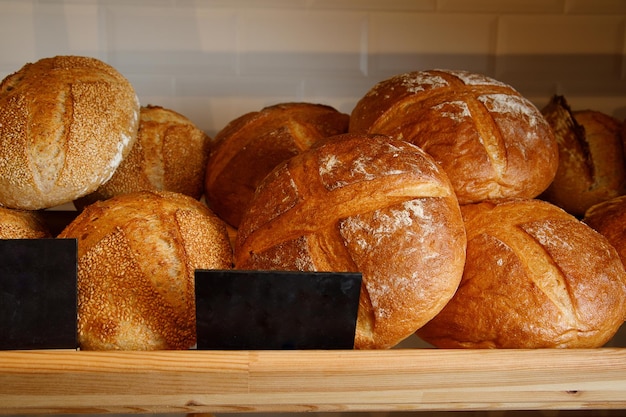 Verschillende soorten brood op de markt Copyspace