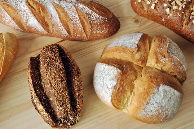 Verschillende soorten brood op een houten tafel