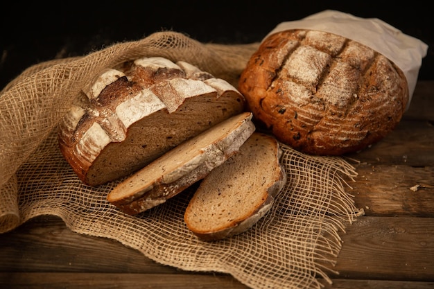 Verschillende soorten brood op houten ondergrond