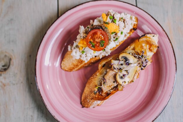 Verschillende soorten canapés brood met krabham en groenten