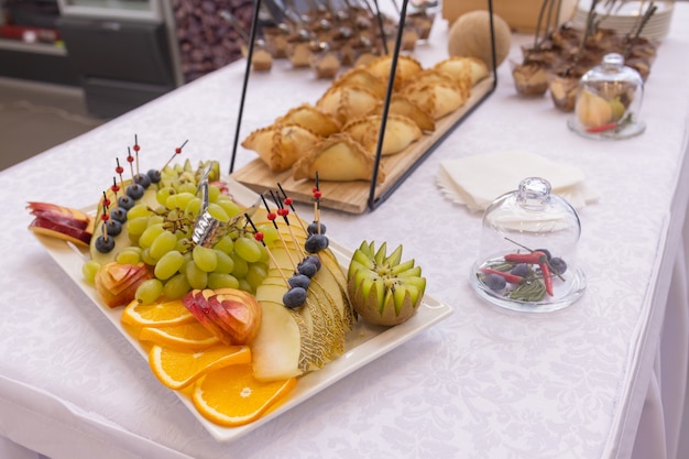 Verschillende soorten canapés op buffettafel