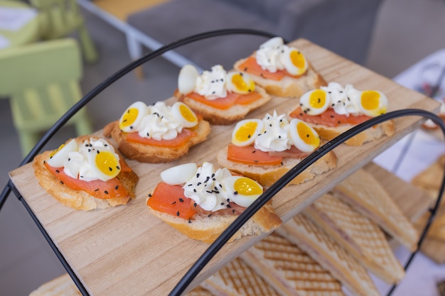 Verschillende soorten canapés op buffettafel.