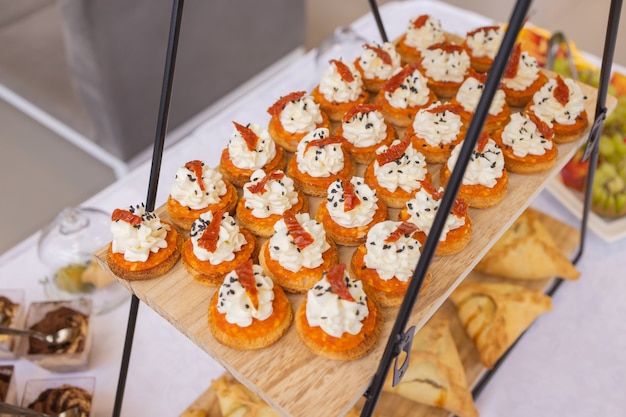 Verschillende soorten canapés op buffettafel.