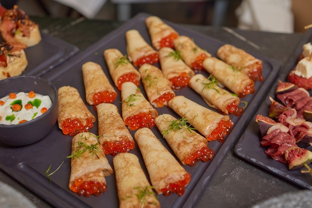 Verschillende soorten canapés op buffettafel