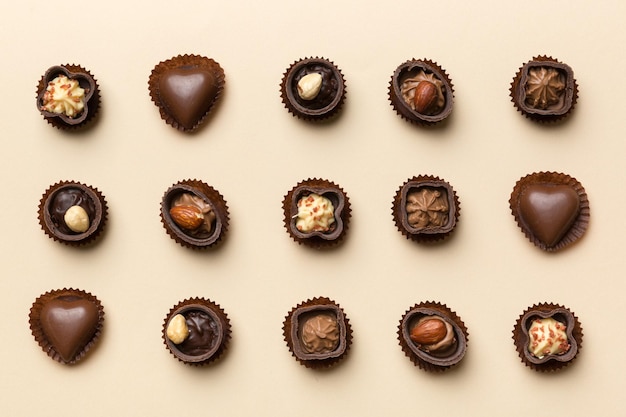 Verschillende soorten chocolaatjes op gekleurde tafel close-up Top View en Flat Lay