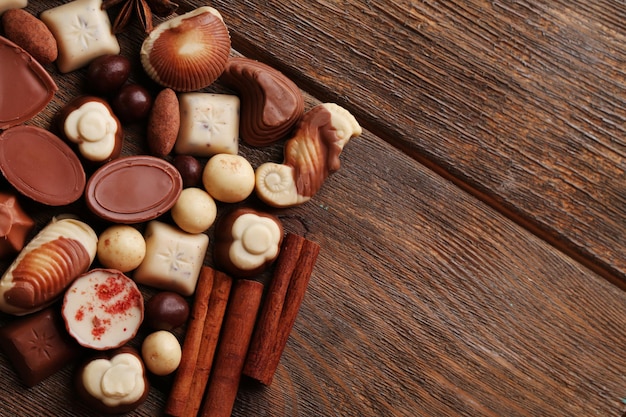 Verschillende soorten chocolaatjes op houten tafel close-up