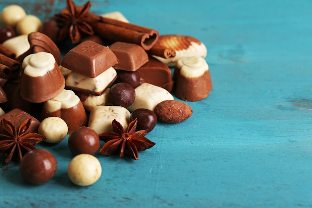 Verschillende soorten chocolaatjes op houten tafel close-up