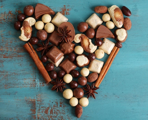 Verschillende soorten chocolaatjes op houten tafel close-up