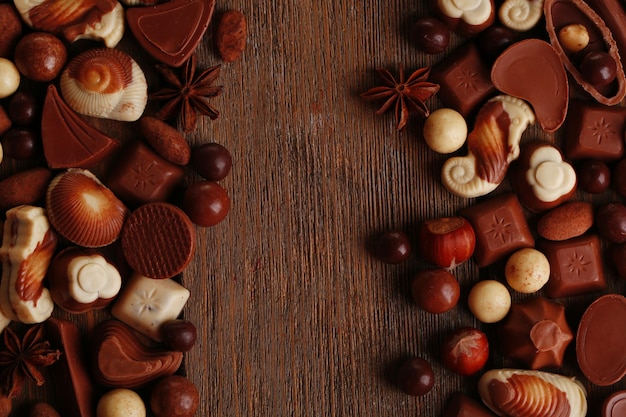 Verschillende soorten chocolaatjes op houten tafel close-up