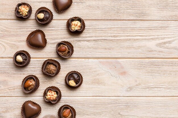 Foto verschillende soorten chocolade op gekleurde tafel close-up top view en flat lay met kopieerruimte.