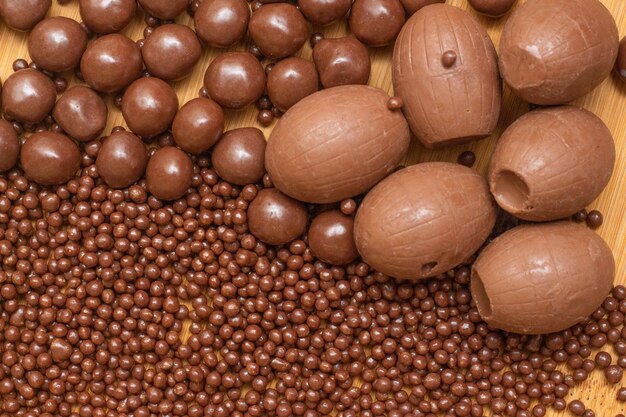 Verschillende soorten chocoladeballen op een houten tafel