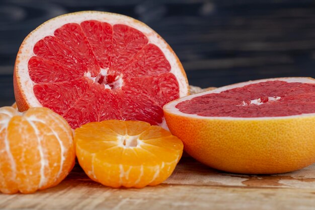 Verschillende soorten citrusvruchten bij elkaar op tafel