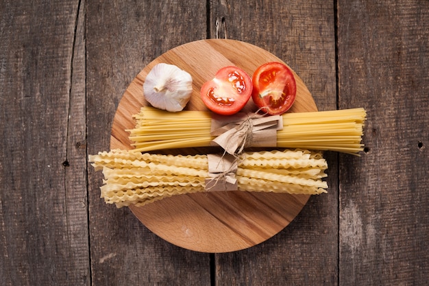 Verschillende soorten droge pasta met tomaten