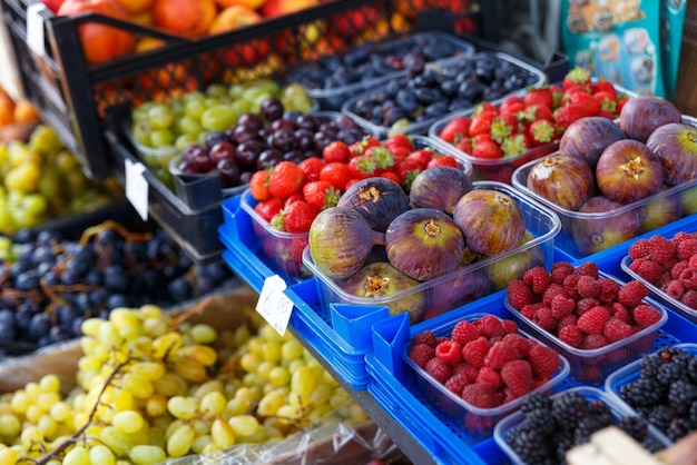 Verschillende soorten fruit in dozen