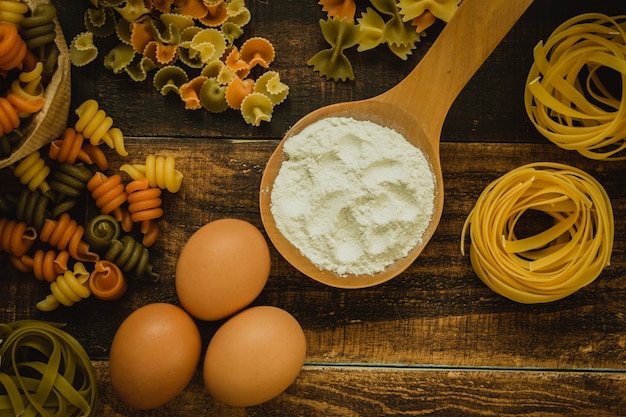 Verschillende soorten gekleurde pasta