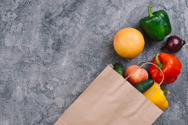 Foto verschillende soorten groenten en fruit op verweerde grijze vloer