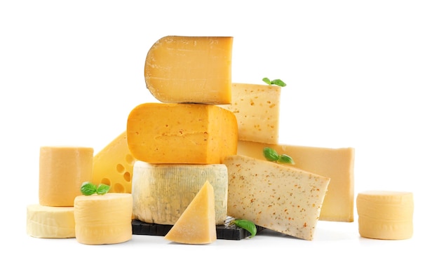 Verschillende soorten heerlijke kaas op witte achtergrond