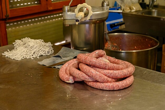 Foto verschillende soorten ingrediënten en worsten met de hand gemaakt