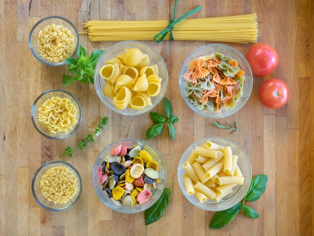 Verschillende soorten italiaanse pasta bereid voor het koken. c