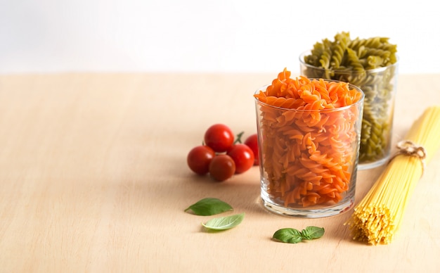 Verschillende soorten Italiaanse pasta met groenten op tafel