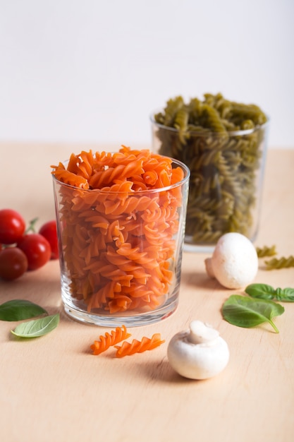 Verschillende soorten Italiaanse pasta met groenten op tafel