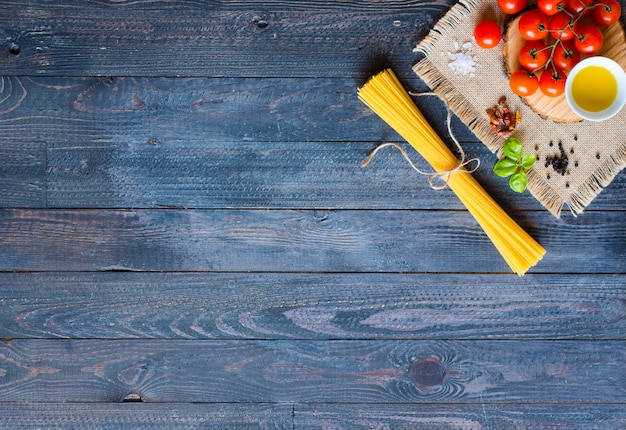 Verschillende soorten Italiaanse pasta op een houten tafel