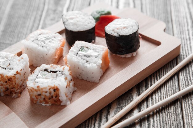 verschillende soorten Japanse broodjes met wasabi en gember op bamboedienblad op hout