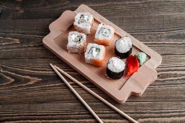 verschillende soorten Japanse broodjes met wasabi en gember op bamboedienblad op hout