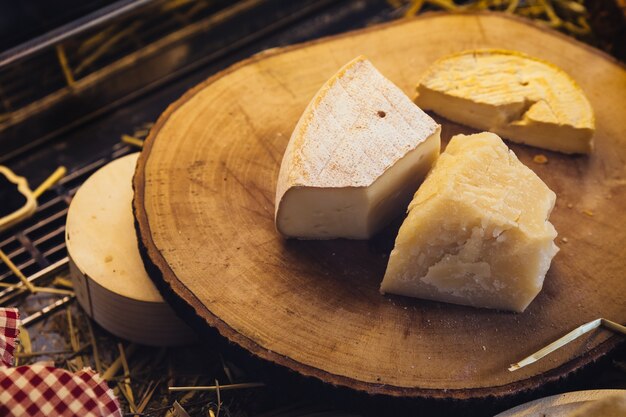 Foto verschillende soorten kaas op rustieke houten snijplank