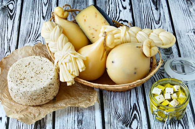 Verschillende soorten kazen op een houten achtergrond.