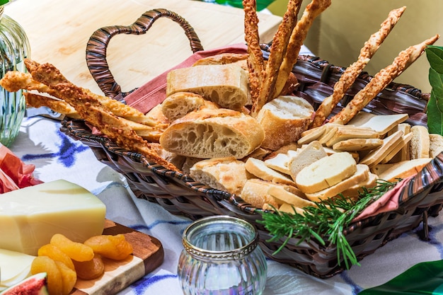 Verschillende soorten kazen, wijnen, baguettes, fruit en snacks op tafel om te proeven en vakantielandschappen.