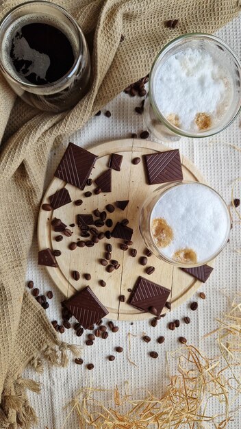 Foto verschillende soorten koffie met pure chocolade en koffiebonen platte lay-compositie