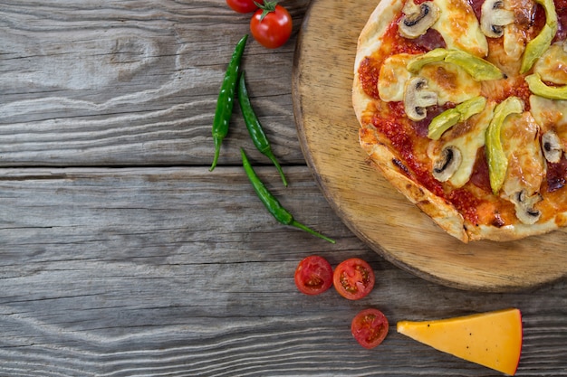 Verschillende soorten met pizza gerangschikt op een houten dienblad