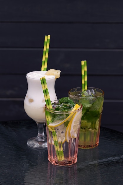 Verschillende soorten mojito cocktail op café achtergrond.