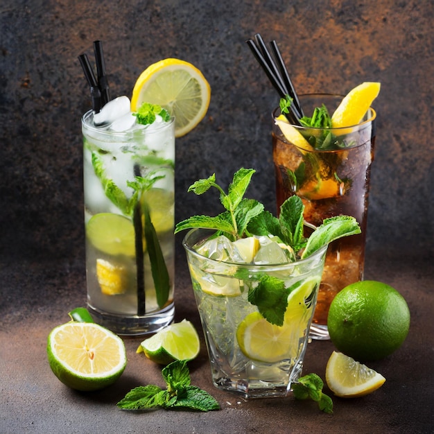 Verschillende soorten mojito cocktail op donkerbruine Ai gegenereerd