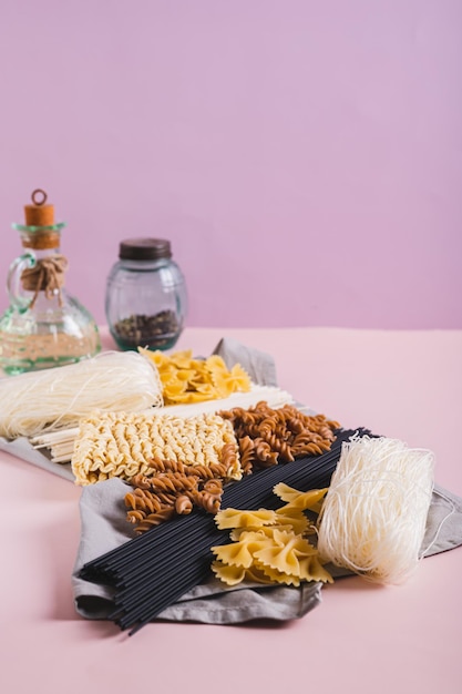 Foto verschillende soorten pasta en noedels gemaakt van tarwe, rijst en boekweed op een verticaal doek